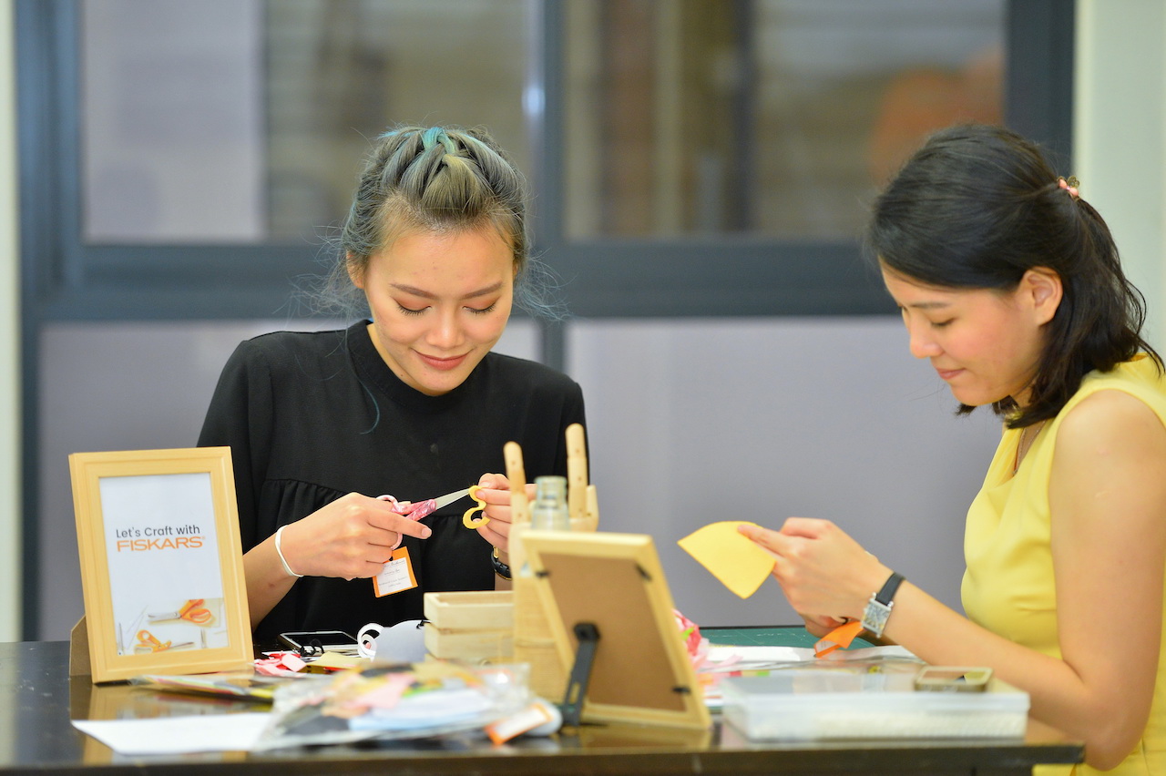 participant-learning-how-to-craft-a-brooch-using-pieces-of-felt-and-fiskars-scissors-during-fiskars-malaysia-launch