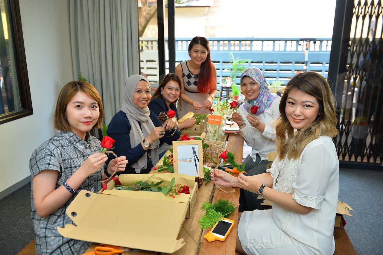 participants-having-fun-practicing-their-diy-skills-to-fashion-a-mini-christmas-wreaths-during-the-fiskars-malaysi