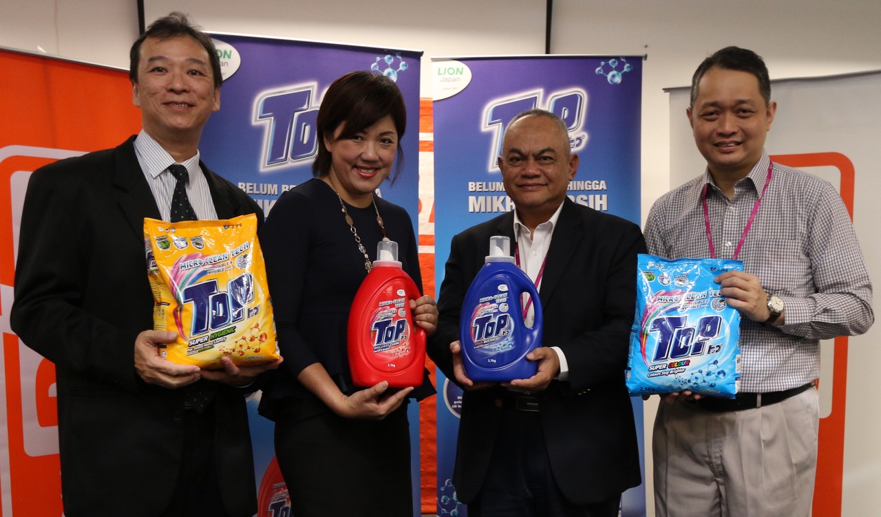  (From left to right) Sales Director, Lam Soon Edible Oils Sdn Bhd, Mr Robin Loh, Senior Marketing Manager, Southern Lion Sdn Bhd, Ms Carmen Foo, Corporate Values & Communication Director, AEON Big, Tuan Haji Rashid Adam & General Manager, Merchandising, AEON Big Malaysia, Mr Aw Joo Leng, at the uniform presentation ceremony of ‘Cerahi Kehidupan Bersama TOP & AEON Big’ Corporate Social Responsibility (CSR) campaign.