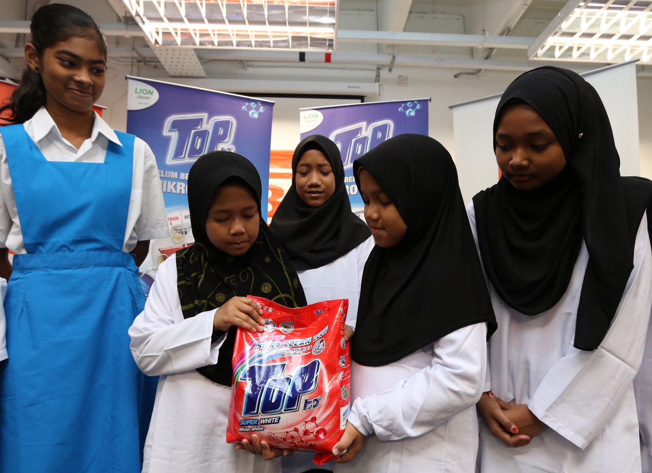 Children from Nur Qaseh Taman Melawati and Trinity Home were excited to learn about the revolutionary Micro Clean Tech during the uniform presentation ceremony of ‘Cerahi Kehidupan Bersama TOP & AEON Big’ CSR campaign.
