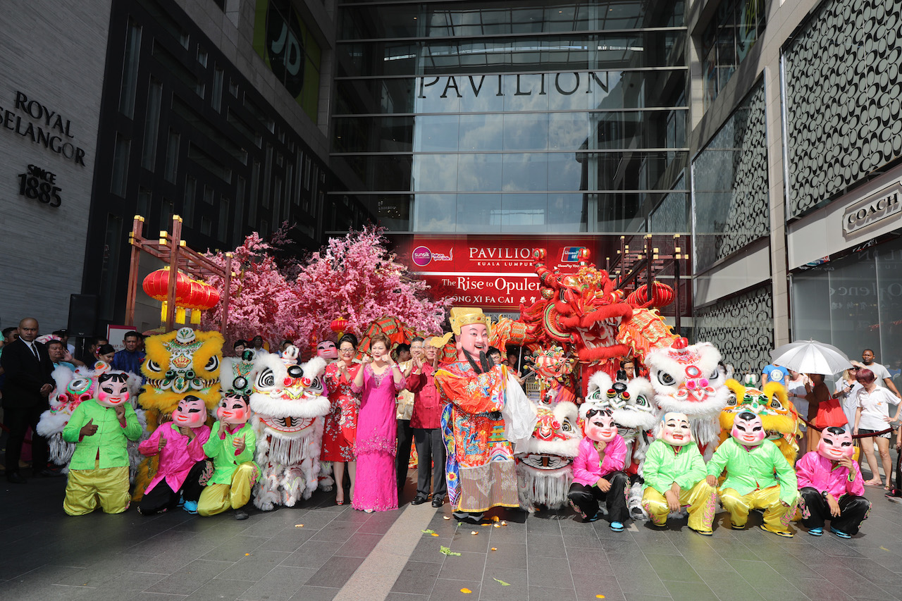 Dato’ Joyce Yap, Puan Sri Cindy Lim, Mr Philip Ho (CEO of Pavilion REIT) and Datuk Lee Tuck Fook posing with the God of Prosperity and the lion dance troupe
