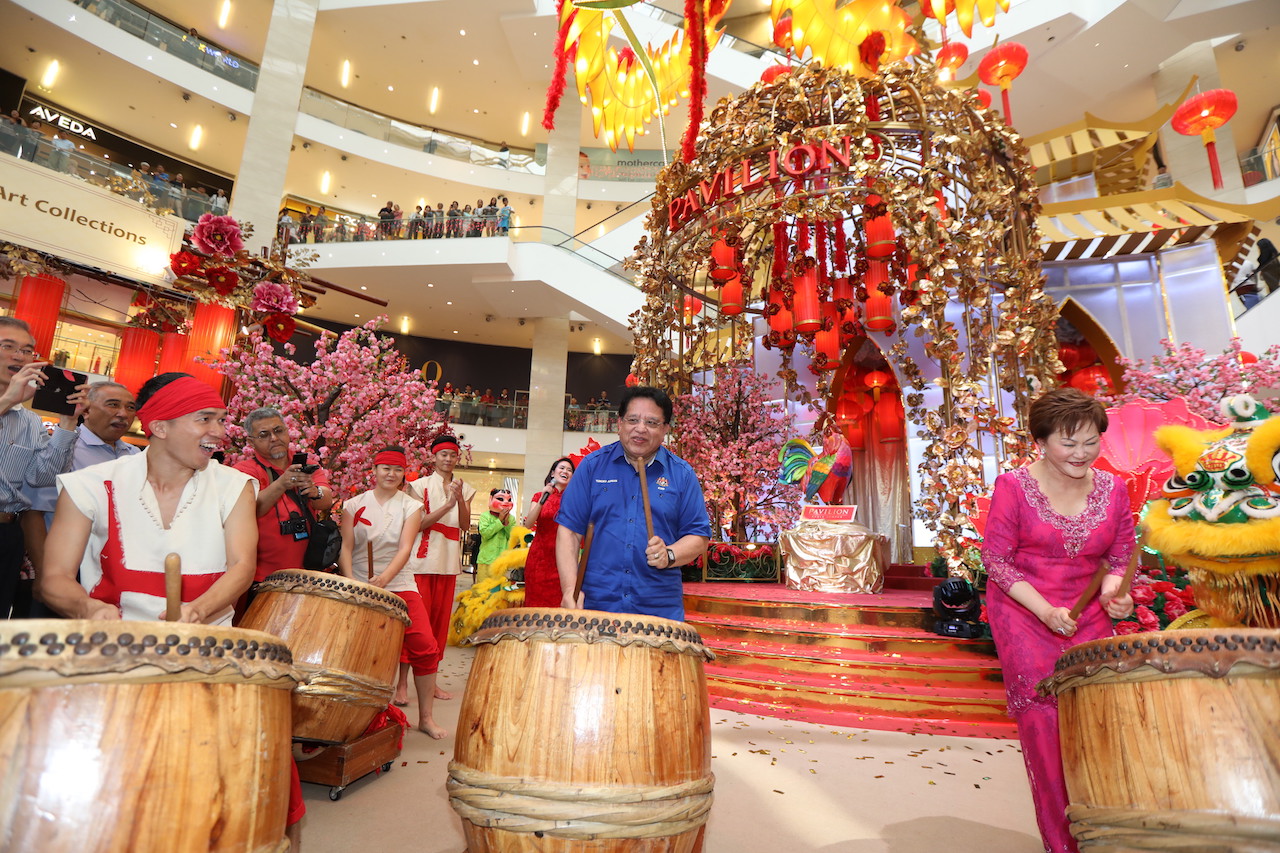 The launch was officiated with a strike on the auspicious ‘gong’ by Datuk Seri Utama Tengku Adnan and Puan Sri Cindy Lim to awaken the Golden Rainbow Rooster, as a symbolic gesture to usher in the Year of the Rooster.