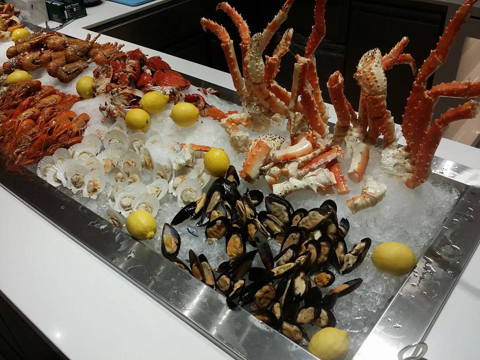 The seafood station hosts a repertoire of fresh delicacies such as fresh oysters, scallops, crabs, squids, mussels, sushi, sashimi and prawns. 