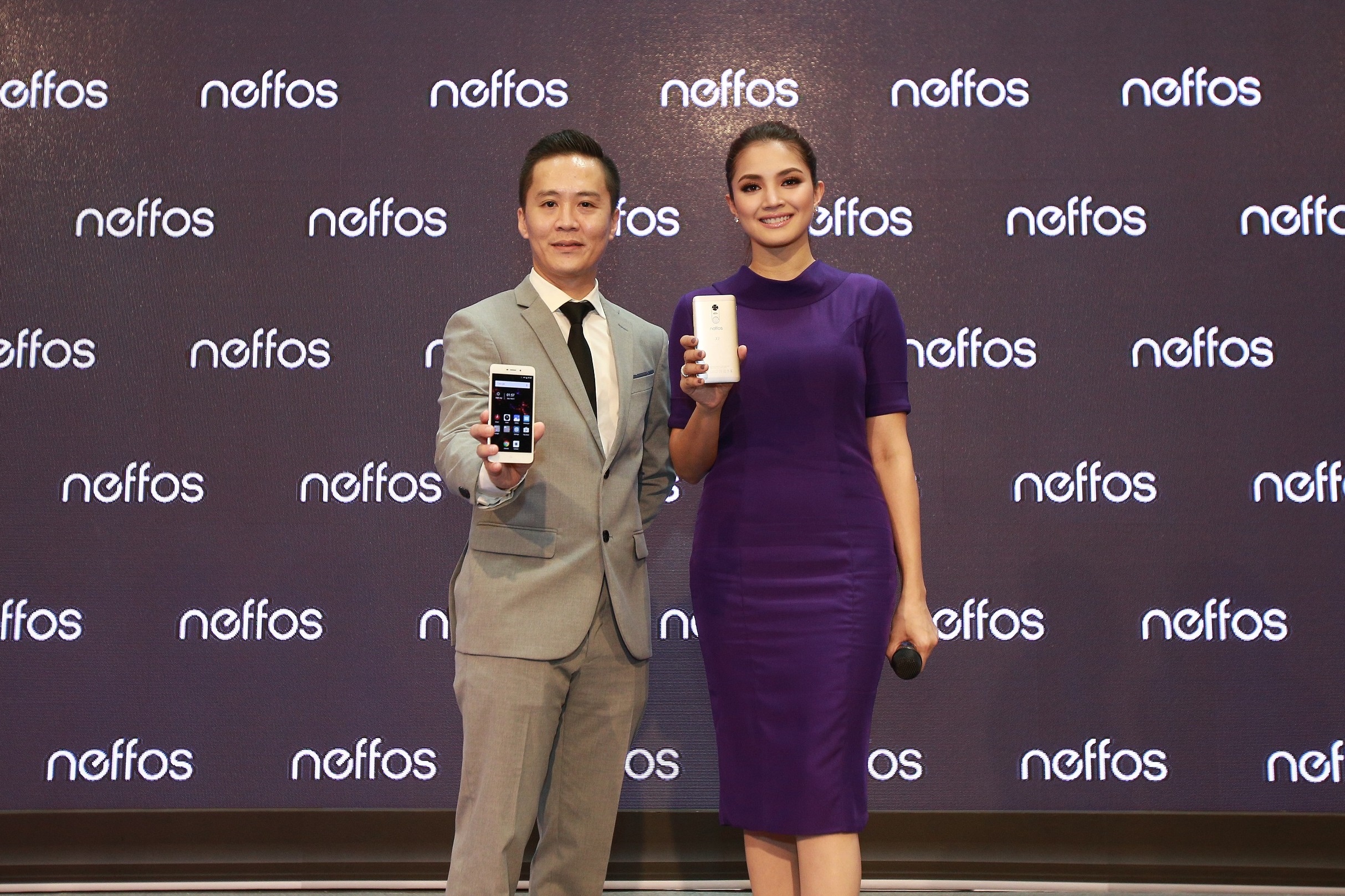 “Live life in the fastlane with Fazura and Neffos”, Kelvin Lim, Senior Marketing Manager of TP-Link Distribution Malaysia Sdn Bhd [Left] and Fazura, Neffos Brand Ambassador together presenting the Neffos X1.