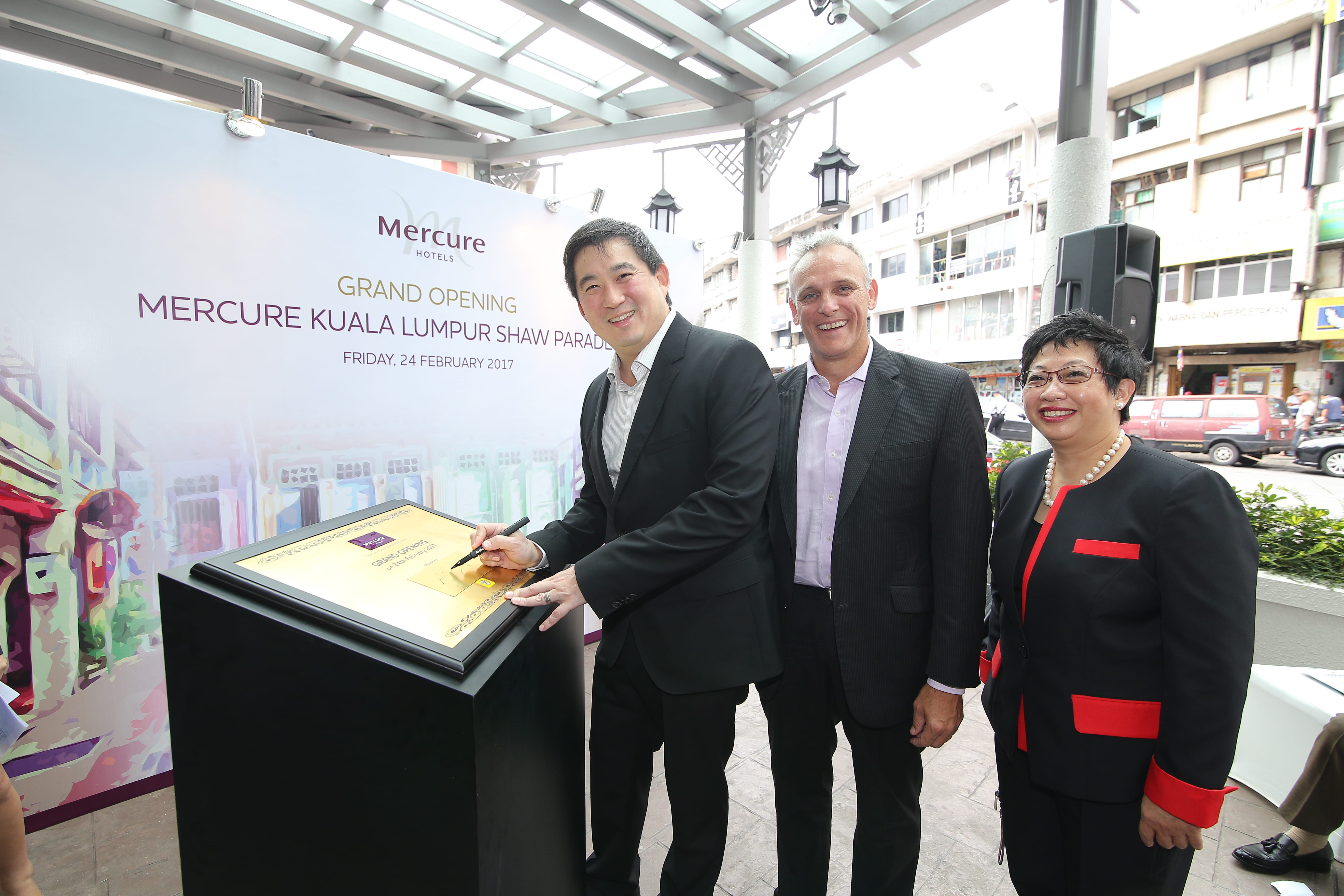 Mr Markham Shaw, Executive Vice President of Shaw Organization Pte Ltd; Mr Garth Simmons, Chief Operating Officer of Malaysia-Indonesia-Singapore AccorHotels; Ms Cindy Yeoh, General Manager of Mercure Kuala Lumpur Shaw Parade.