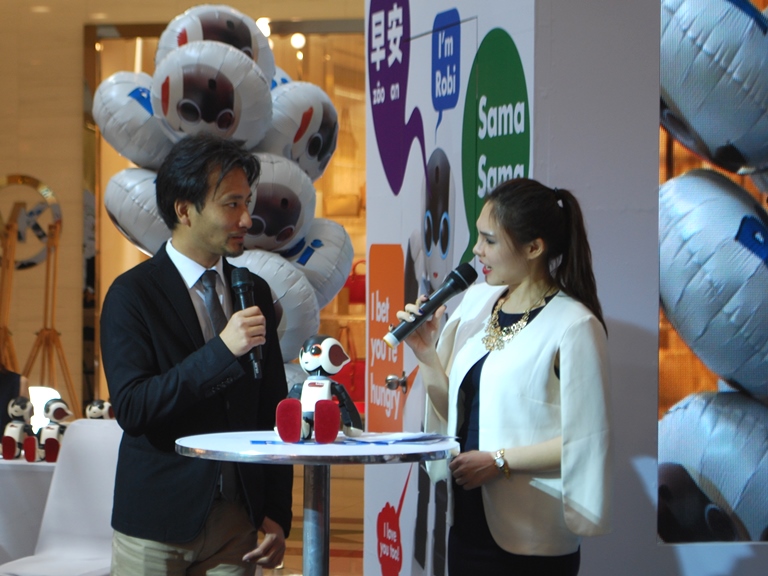 Professor Tomotaka Takahashi (left) explaining about Robi. 