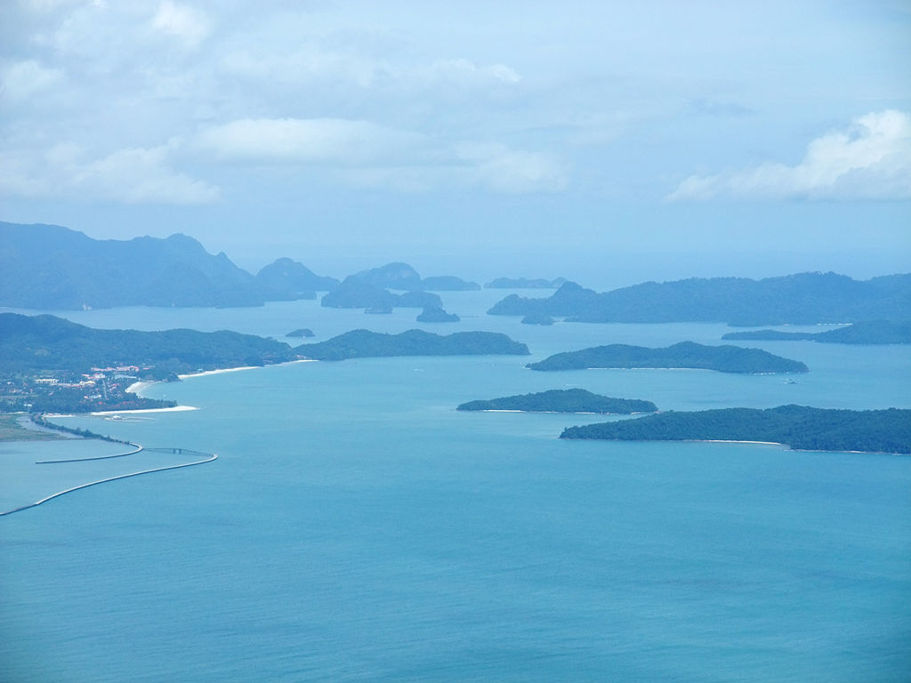 1024px-Langkawi_Pantai_Cenang_3