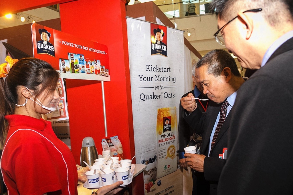 3. Dr Zainudin Bin Abdul Wahab, representative from the Ministry of Health, trying out some oatsome goodness from Quaker during a roadshow recently_lr
