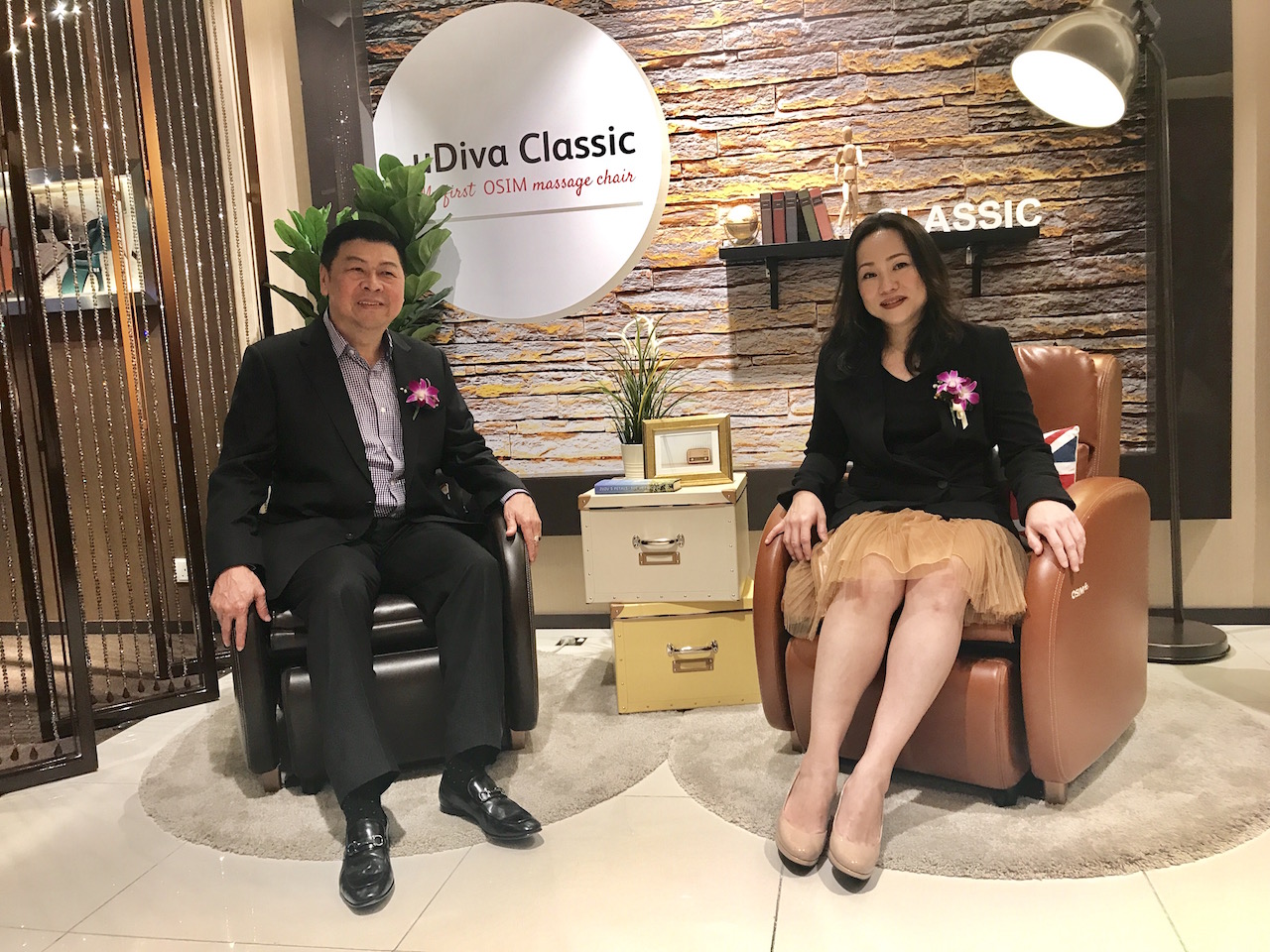 Dato Tay Sim Kim, Chairman of OSIM Malaysia (left) and Ms Chia Sook Fun, General Manager of OSIM Malaysia