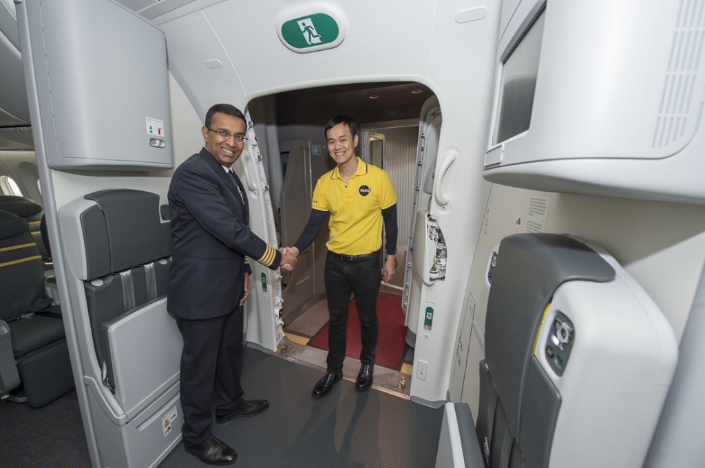 Captain Eugene Antoni (left), Scoot Senior Vice President of Flight Operations, welcomes Lee Lik Hsin, Scoot CEO-Pamper.my