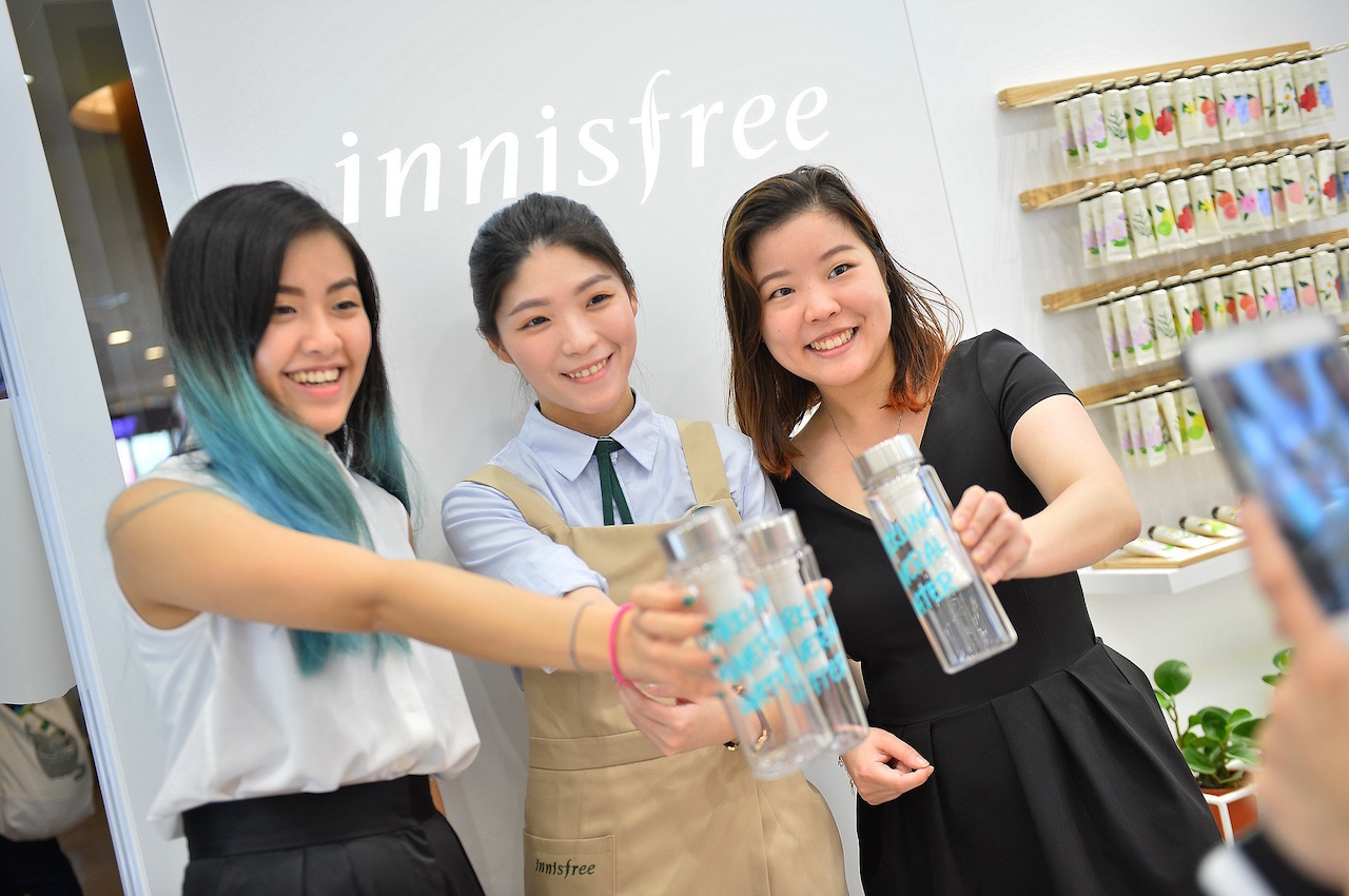 innisfree gave out free Sparking Mineral Water Bottles to the first 100 inni-fans who entered the store grand opening day!