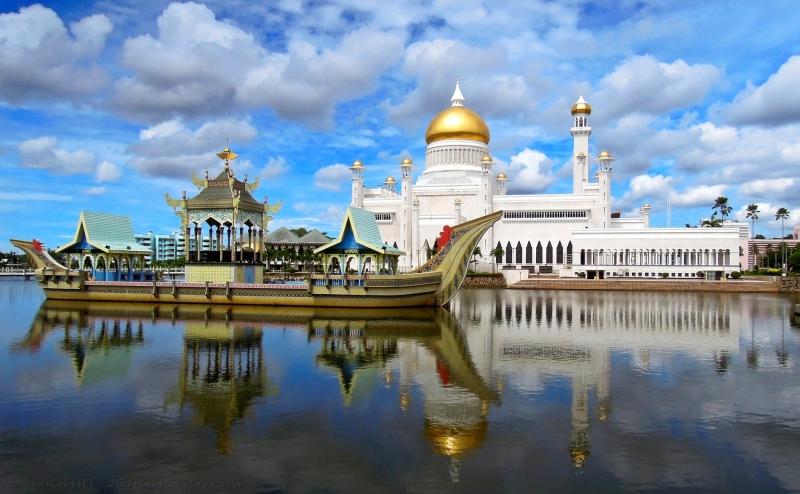 Sultan Omar Ali Saifuddin Mosque. (Image: jendrichowski.com)