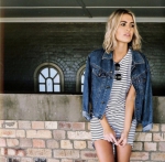 1zigt4-l-610×610-dress-striped-denim-denim+jacket-black-white-sunglasses-short+dress-clingy-jean-jean+jacket-cute+dress-white+dress-black+white+dress-black+white+striped+dress-stripes-striped+dress