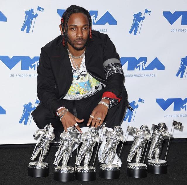 Kendrick Lamar with his MTV VMAs awards-Pamper.my