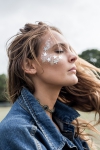 6 Easy Festival Makeup Looks To Rock At Good Vibes Festival 2017, Glitter highlight-Pamper.my
