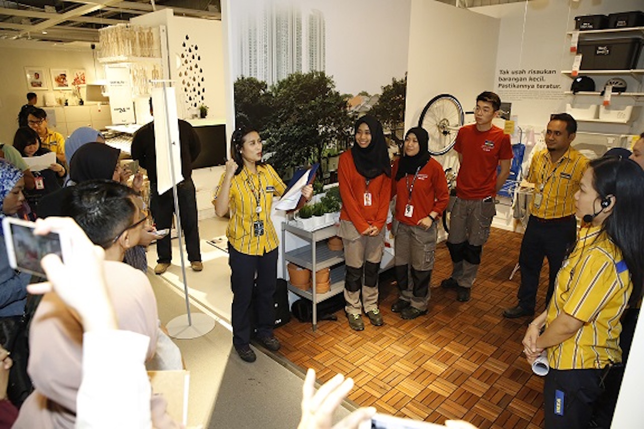 [Photo 3] During the tour, participants are guided through the interior of 55 sqm home that showcases IKEA home furnishing and solutions