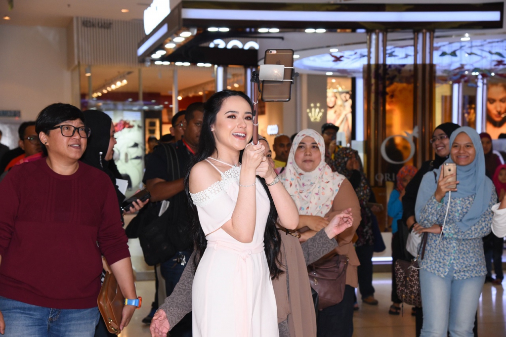 #Scenes: Popular Young Actress, Hannah Delisha Shares About Guerisson's New Red Ginseng Series To Her Fans At Sasa, IOI City Mall Putrajaya-Pamper.my