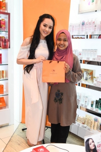 #Scenes: Popular Young Actress, Hannah Delisha Shares About Guerisson's New Red Ginseng Series To Her Fans At Sasa, IOI City Mall Putrajaya-Pamper.my