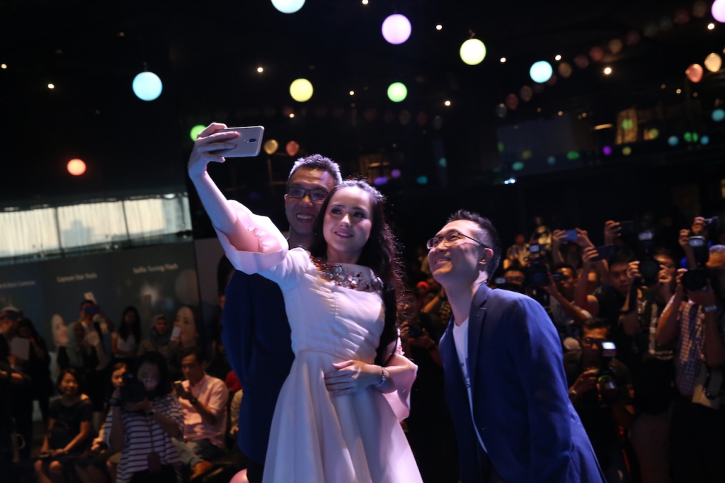 Hannah Delisha (middle) taking a ‘wefie’ with (L) Matthew Ng, Deputy Country Director, HUAWEI Consumer Business Group (Malaysia), (R) Luke Au, Product Marketing Director, HUAWEI Consumer Business Group (South Pacific) were taking wife with the guests. 