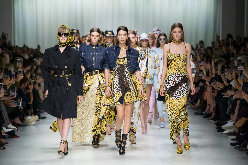 versace_women_ss18_finale_horizontal (a)