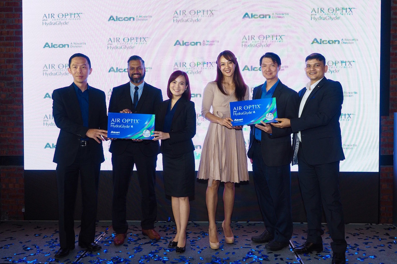 Mr. Lee Eng Kwan, Country Business Unit Head, Vision Care, Alcon Malaysia, Dr. James Govindasamy, General Manager of Alcon Johor Manufacturing Plant, Ms. Edlyn Khoo, Group Product Manager, Vision Care, Alcon Malaysia, Ms. Germaine Yeap, #NeverSettle Campaign Ambassador, Mr. Benny Chian, Director and Optometrist, Eyeshop Sdn. Bhd. Johor Bahru and Mr. Sandeep Tewari, General Manager of Alcon Malaysia at the launch of AIR OPTIX® plus HydraGlyde®.