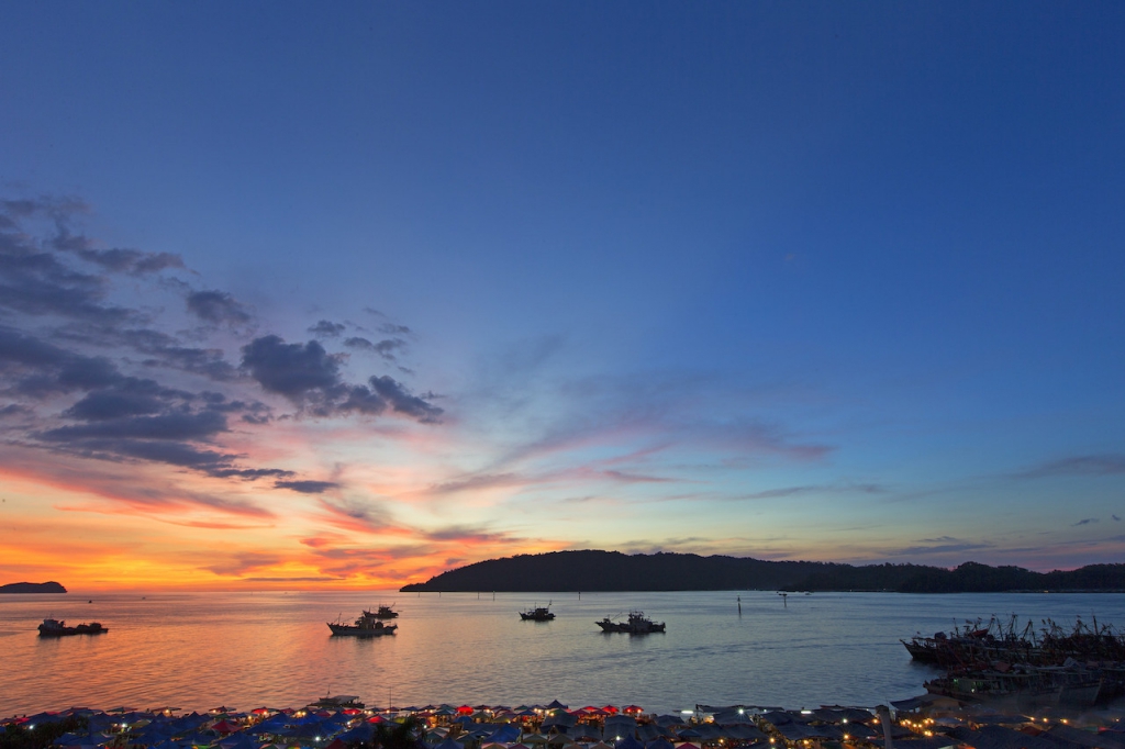 Say 'I do' over a backdrop of one of the world_s most amazing sunset at Le Meridien Kota Kinabalu