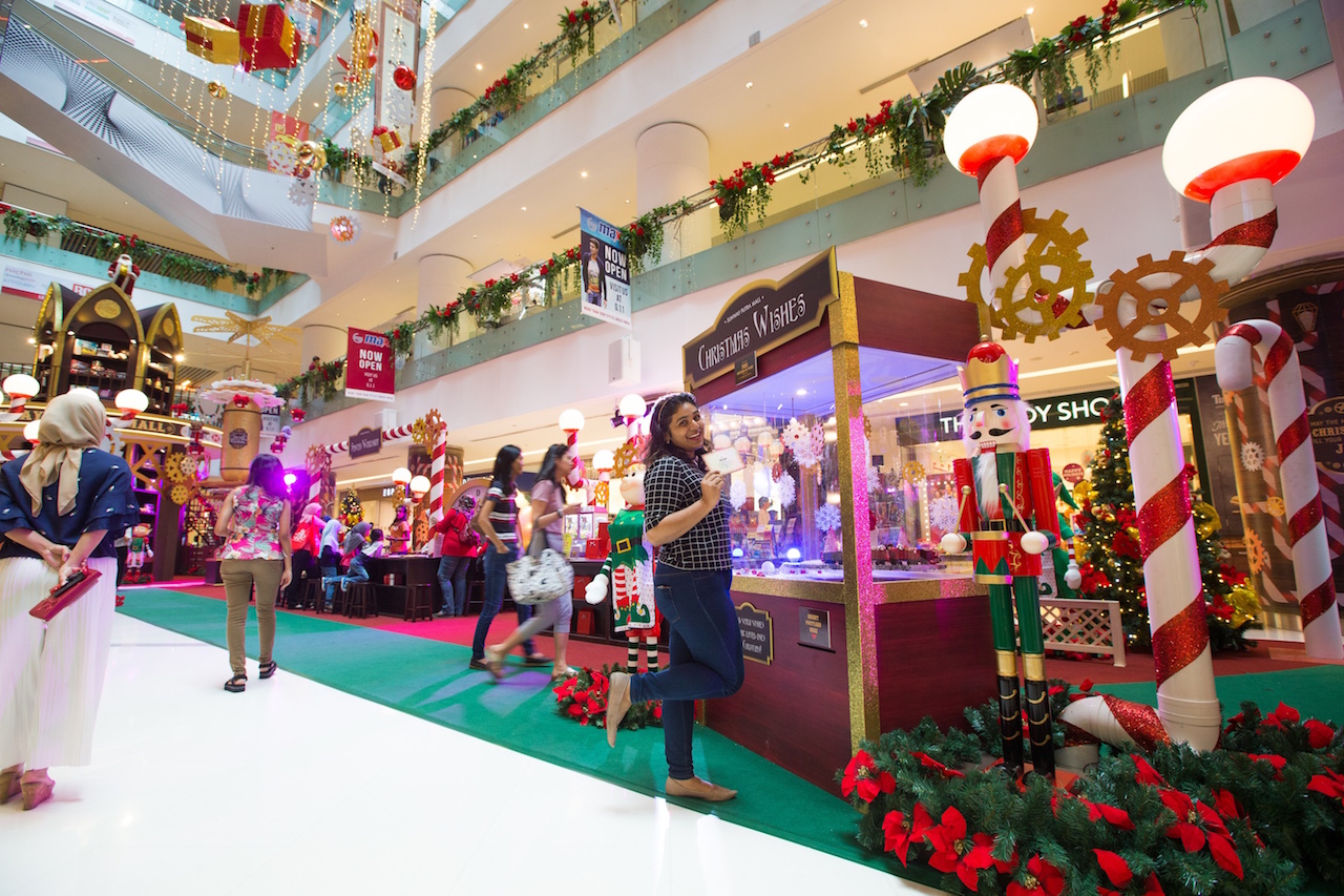 Shoppers gets to personalize their own greetings, drop it at Sunway Putra Mall_s Mail Box and Santa will deliver it to your loved ones.