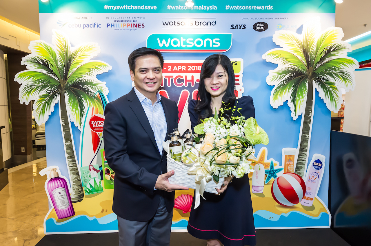 (Right) Caryn Loh, General Manager and Country Head of Watsons Malaysia presented a token of appreciation to His Excellency, Charles C. Jose, Ambassador, Embassy of the Republic of the Philippines to Malaysia for the generosity support of The Philippine Department of Tourism on this contest.