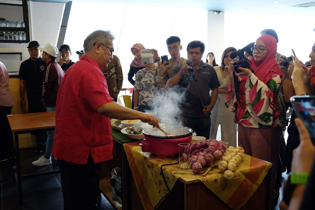Guest of honor, Chef Ismail demonstrating how the authentic Gulai is made