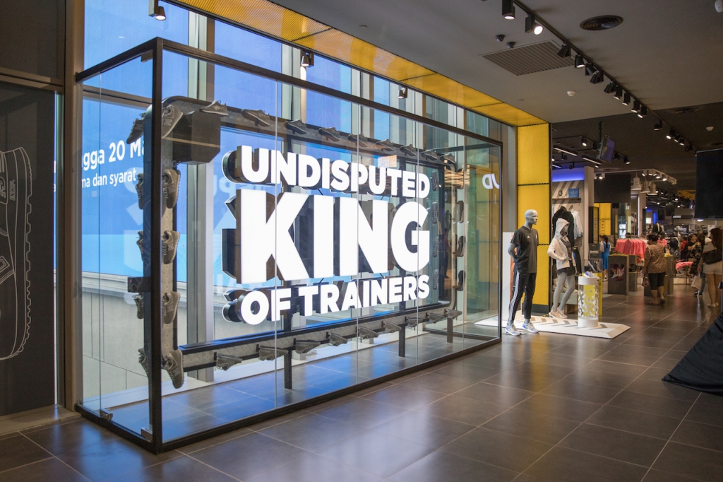 New Balance 574 trainers were placed on JD Pavilion’s signature conveyor belt display as part of JD x New Balance’s Grey Day celebration!