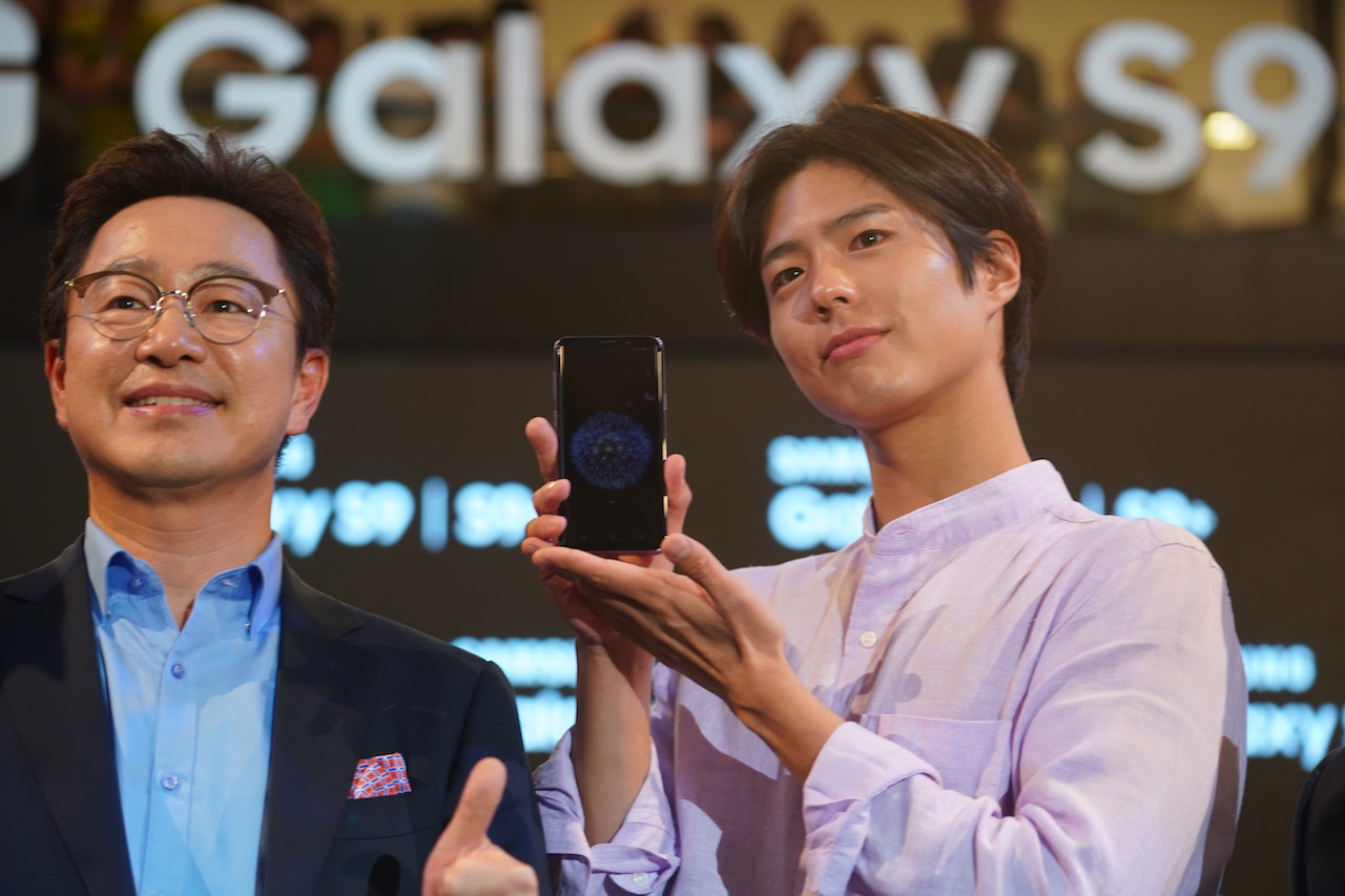 Park BoGum celebrating the official launch of the Samsung Galaxy S9.