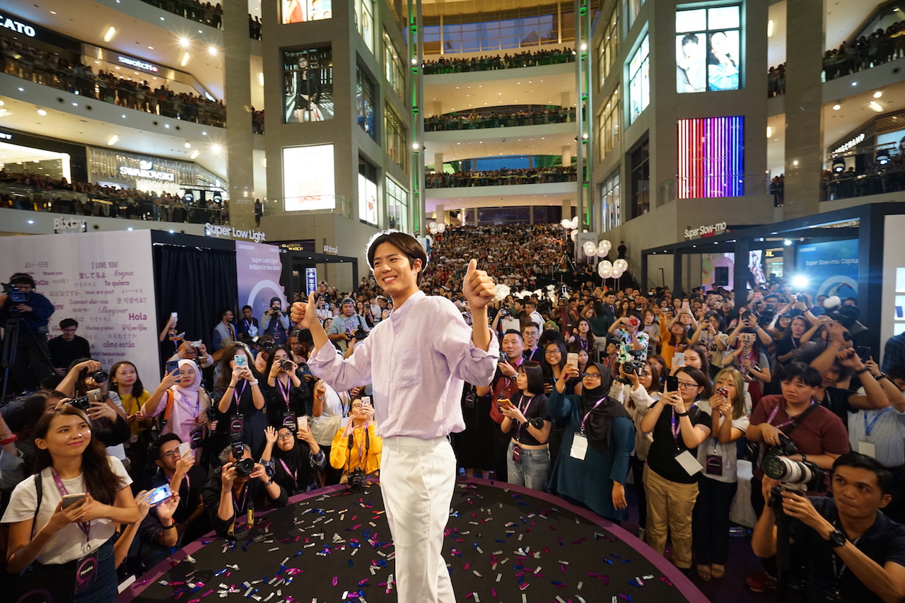 Park BoGum posing with the large crowd and his fans at the launch of the Galaxy S9 and S9+ in Pavilion KL.