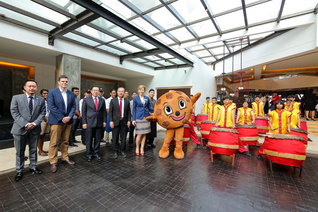 [L-R] Mr. Ooi Chok Yan, Chief Executive Officer of Penang Global Tourism, Jamie Mead, Regional General Manager for Hilton Malaysia, Yang Amat Berhormat Tuan Lim Guan Eng, Chief Minister of Penang, Yang Berhormat Danny Law Heng Kiang, EXCO for Penang State Tourism Development, Linda Giebing, General Manager of DoubleTree Resort by Hilton Penang and Chip supported by the resort’s team members at the DoubleTree Resort by Hilton Penang