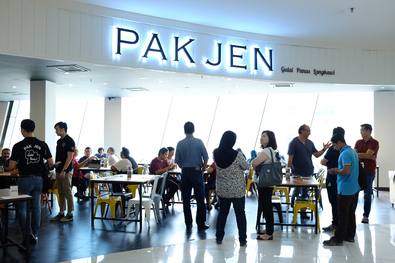 VIPs, guests and customers flowing through the entrance of Pak Jen at Quill City Mall, Level 4