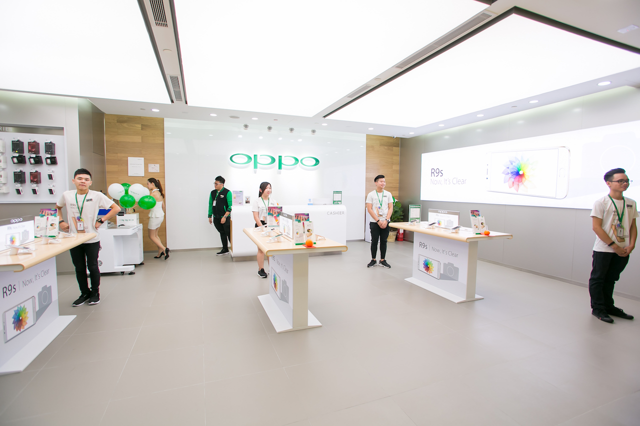 OPPO KLCC Flagship store overview