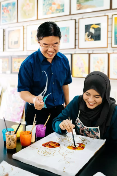 Airbnb Raya_Live a day as local Batik painter