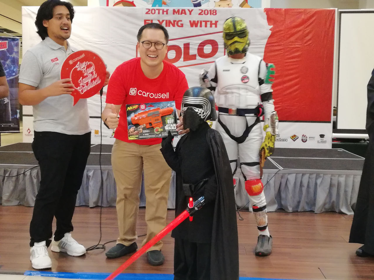 (Second from Left) Tang Siew Wai, Country Head of Carousell Malaysia, presents the NERF STAR WARS Rogue One Captain Cassian Andor Blaster to the kids category cosplay winner, (third from left) Khaleel bin Ahmad Kamal, 7, who dressed up as Kylo Ren.