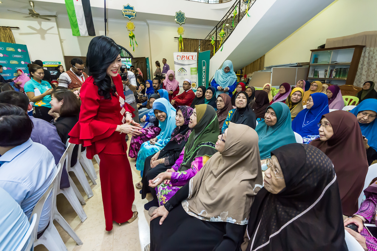 Caryn Loh, Managing Director of Watsons Malaysia was giving out the “Green packets” and cookies to the elderly residents.