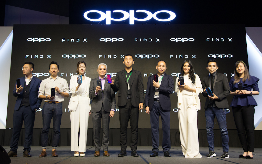 (From L-R) Ken Ng, Product Manager of OPPO Malaysia; Chan Peng Li, Maxis Head of Device Marketing; Nikki Chen, Branding Director of OPPO Malaysia; Goh Thih Liang, Country Manager of Qualcomm ,Malaysia, Thailand and Philippines; William Fang, CEO of OPPO Malaysia; Garry Gong, Sales Director of OPPO Malaysia; Zahirah MacWilson, Special Guest of the Find X launch; Keda’Z, Professional photographer, and Sharon Chin, Digi Head of Device Sales - posing together during the launch of OPPO Find X after its price announcement