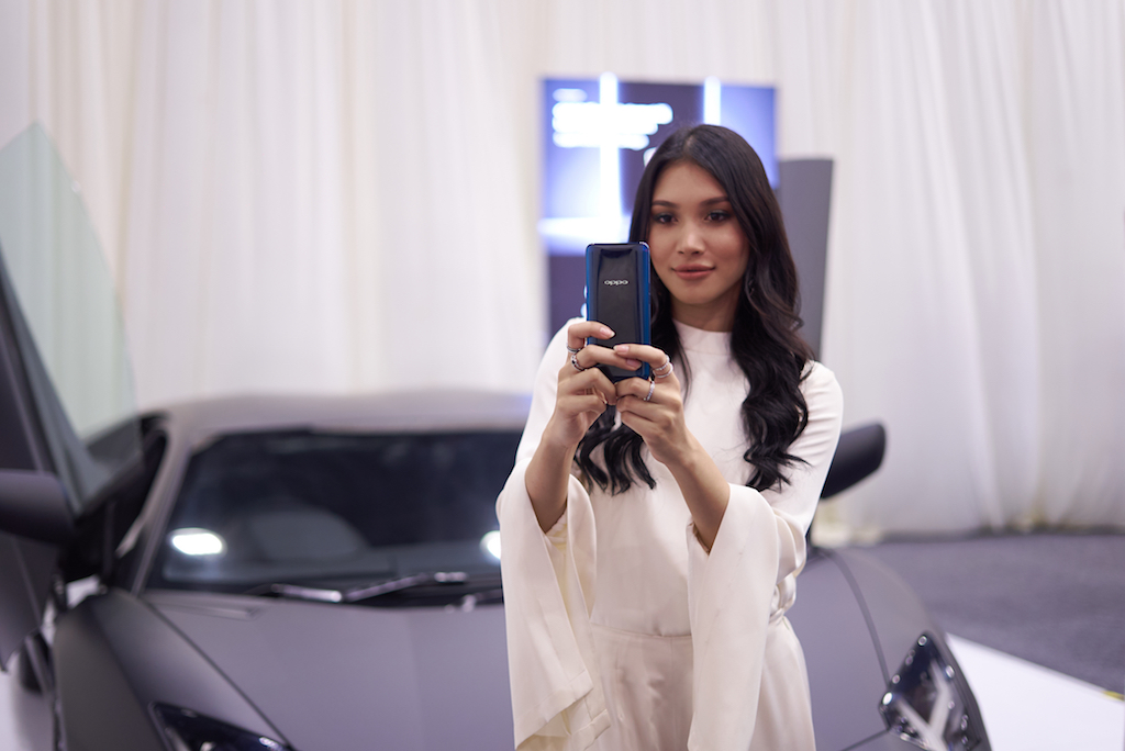 Zahirah MacWilson, a special guest at the OPPO Find X launch poses with the OPPO Find X Glacier Blue