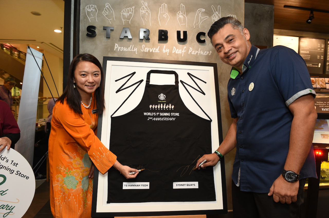 Yang Berhormat Puan Hannah Yeoh (left), Deputy Minister of Women, Family and Community Development and Mr. Sydney Quays (right), Chief Executive Officer of Berjaya Food Berhad and Managing Director of Starbucks Malaysia & Brunei celebrating the world’s first Starbucks Signing Store’s 2nd Anniversary.