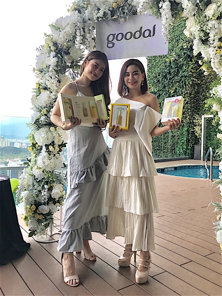 popular KOL, Mia Cha (right) and former beauty queen, Yuth Gan gorgeously posing with the Green Tangerine Vita C range of products