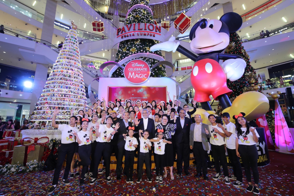 Dancers with Tan Wee, YB Tuan Haji Khalid, Dato’ Joyce, Mr. B. Ravintharan K. Balakrishnan, Senior Executive Vice President, Head, Cards, Group Community Financial Services, Maybank, Pavilion KL senior management and marketing team