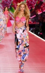 rs_634x1024-181108183958-634-Nadine-Leopold-victorias-secret-fashion-show.ls.11818