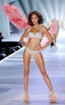 rs_634x1024-181108184332-634-Alanna-Arrington-2018-victorias-secret-fashion-show-runway
