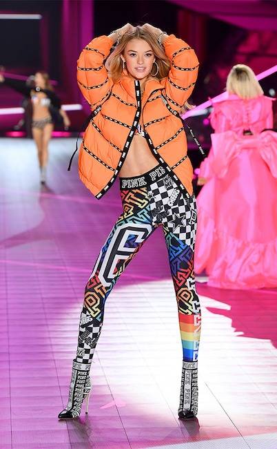 rs_634x1024-181108185143-634-Willow-Hand-2018-victorias-secret-fashion-show-runway