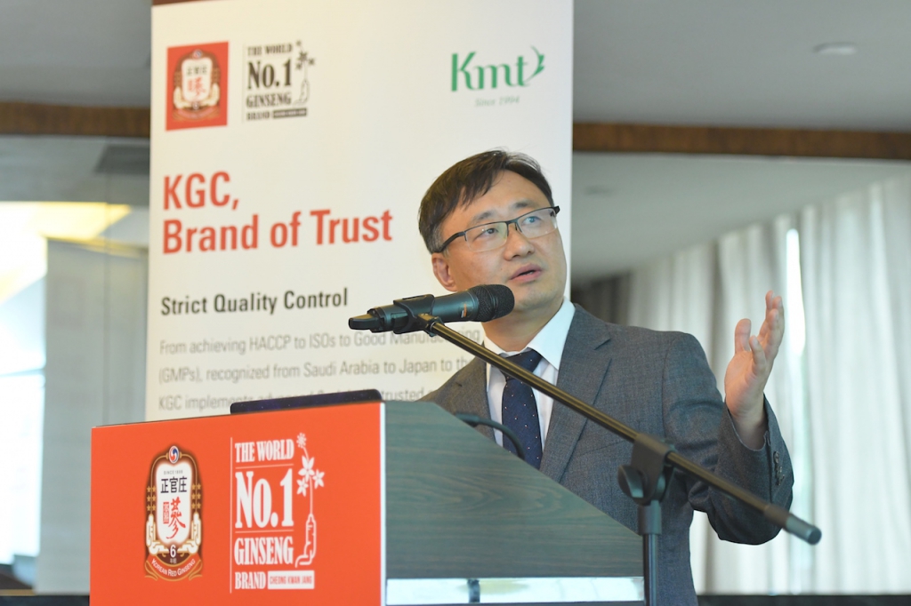 Mr. Jin Park, Senior Manager of Global Sales Department, Korea Ginseng Corporation officiated the opening of the Malaysia CheongKwanJang Seminar 2018 media briefing, highlighting the announcement of KGC’s Halal certification achievement.