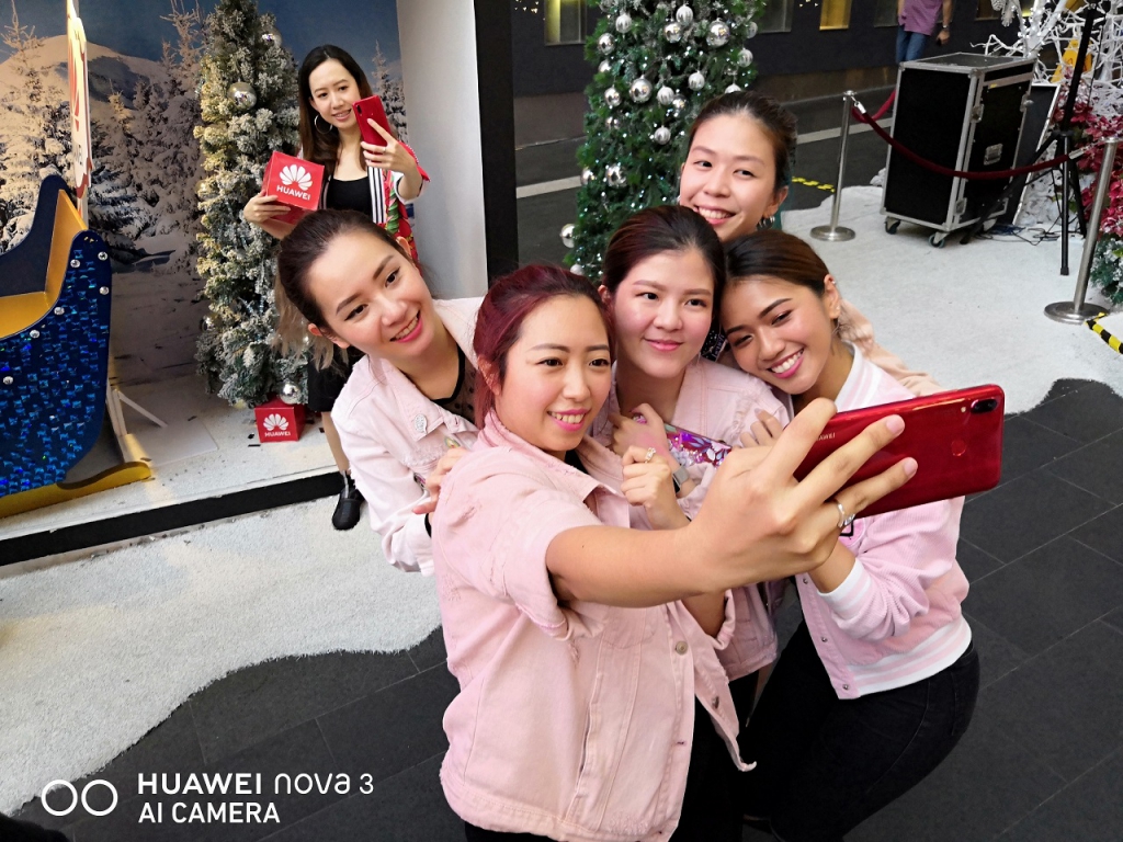 #Scenes: How To Capture Your Best Look This Holiday Season With The Huawei Nova 3 & Some Makeup From Benefit Cosmetics
