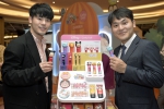 Mr. Wongwiwat Theekhakhirikul (right) and Mr. Pongwiwat Theekahkhirikul from Karmarts Thailand posing with the cute limited edition Disney Tsum Tsum X Cathy Doll collection