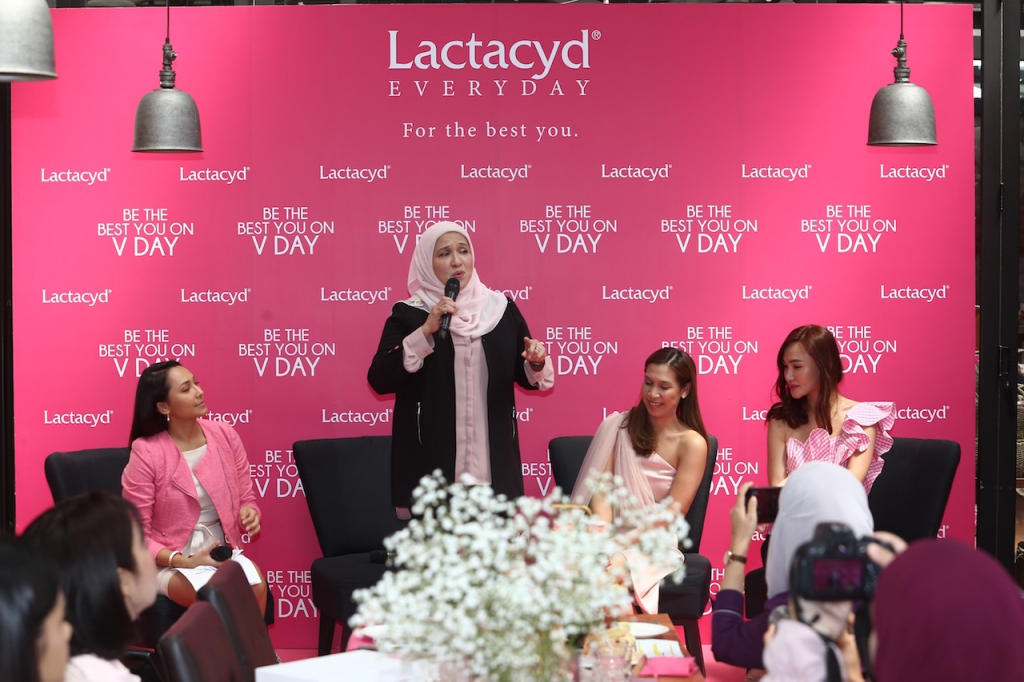 Datuk Dr. Nor Ashikin Mokhtar, an Obstetrics and Gynaecology specialist, debunking misconceptions on personal hygiene in a dialogue session with emcee Juanita Ramayah (far left) Ms.Maynart Messomonta (Palm), Marketing Director for Lactacyd Malaysia (2nd from right), and influencer Weena Marcus (far right).